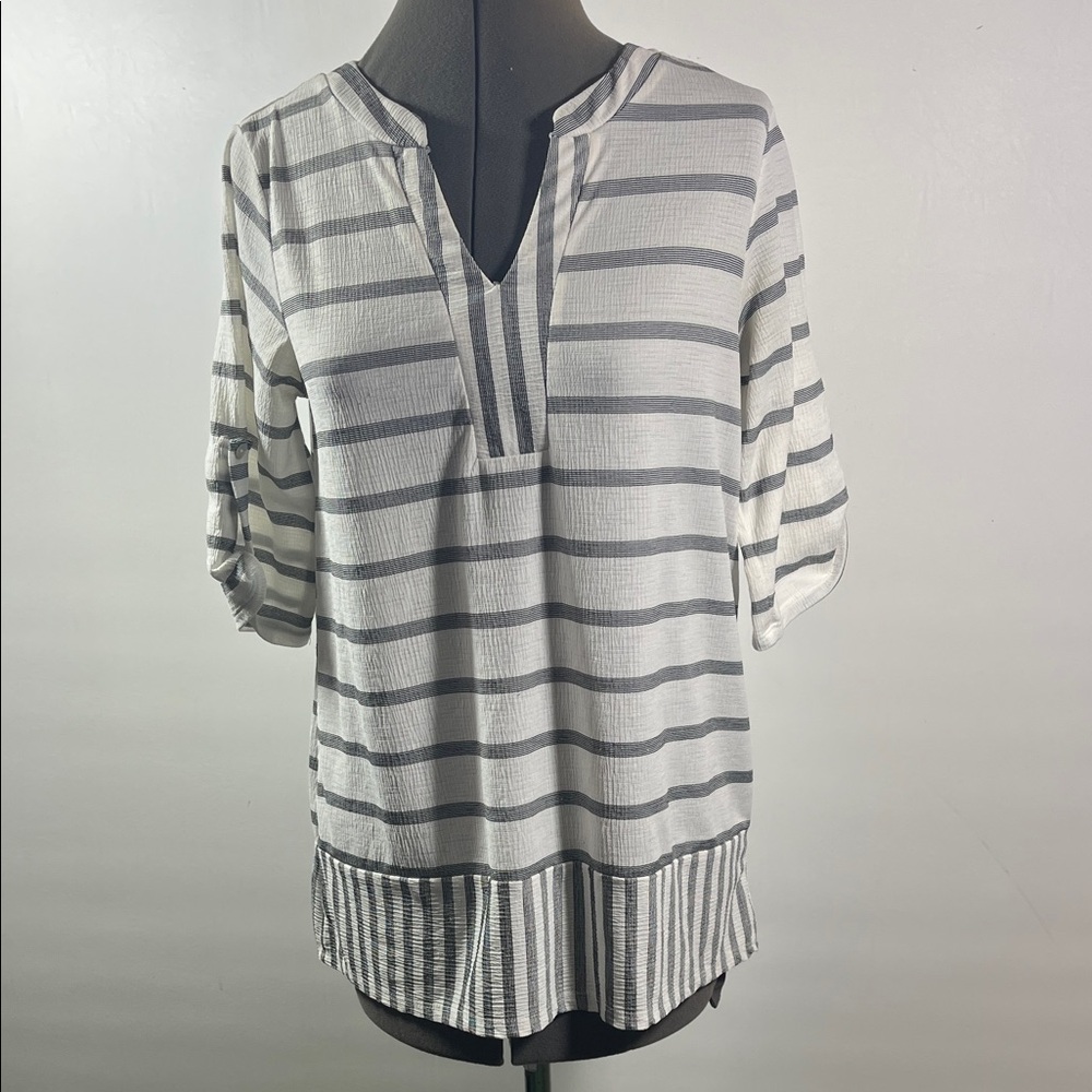 Ava James Top Women Size M Black & White Mixed Stripe Pattern V Neck Comfy